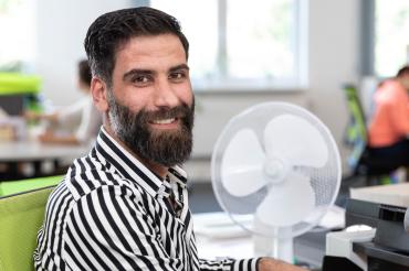 Bild mit Samer Al Kassar, Scan-Operator: „Ich bin gerne Teil von Frankenraster. Wir sind hier ein tolles Team. Meine Arbeit macht mir Spaß und hilft unseren Kunden, den Grundstein für die digitale Zukunft zu legen.“