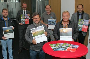 Über den gelungenen Jahresbegleiter freuen sich von links die Fotografen der Film- und Fotofreunde Oettingen Fritz Stengel, Michael Walter, Sparkassendirektor Michael Scholz, Josef Heckl, Rainer Raizner, Vereinsvorstand Thomas Schneid, Nikolaus Koberling (Teamleiter Marketing, Sparkasse) sowie Martina Grimm.