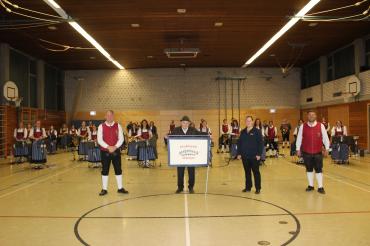 Auf dem Bild zu sehen: Die Musikkapelle aus Deiningen und Otto Hoiwa