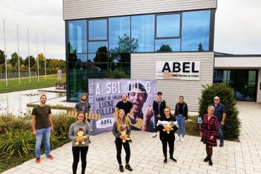 Bild von links nach rechts: Ausbildungsleiter Uwe Bachmann, Karyna Paliichuk (Industriekauffrau), André Seitz (Maschinen-/Anlagenführer), Michelle Schwarz (Industriekauffrau), David Seitz (Packmitteltechnologe), John Koch (Packmitteltechnologe), Ramona Busch (Industriekauffrau), Personalleiterin Johanna Roßmeißl und Birgit und Roland Abel (Geschäftsleitung).