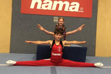 Erwartungsvoll aber auch stolz blicken beide Nachwuchshoffnungen des TSV Monheim in die Kamera während einer Trainingseinheit im Monheimer Turnzentrum