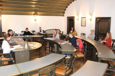 Auch für Oberbürgermeister Wittner war es die erste Sitzung im Sitzungsaal des Rathauses. Coronabedingt finden derzeit die Stadtratssitzungen und Ausschüsse im Stadtsaal „Klösterle“ statt. Der neuzusammengesetzte Projektbeirat Jugend mit OB David Wittner und den Damen der Stadtratsfraktionen sowie Margit Jeltsch (KJF-KJH), Martina Nagler (LRA) und der Gemeindlichen Jugendarbeiterin, Jana Niederlöhner