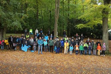 Die freiwilligen Helfer aus 10 Vereinen (Verband Christlicher Pfadfinder/-innen, Fischergilde Esarom, Eisenbahner Sportverein, Modelleisenbahnclub Nördlingen e. V., RSSC Nördlingen e. V., BÜNDNIS 90/DIE GRÜNEN, Schützengesellschaft Tell, 1. Schwimmverein Nördlingen, SPD Nördlingen, Fischereiverein Nördlingen e. V.) und Oberbürgermeister David Wittner