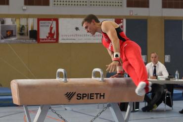 Jan Lederer turnt am Pferd