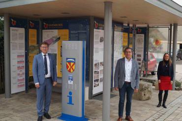 Das Bild zeigt von links nach rechts: Landrat Stefan Rößle, Wilhelm Rehklau (Bürgermeister Deiningen), Heike Burkhardt (Geschäftsführerin Geopark Ries e. V.) 