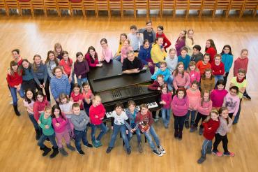 Das Bild zeigt die Kinderkantorei St. Georg im März 2020, eine Woche vor dem Lockdown. Die Musicalaufführung - der Höhepunkt im Jahr - musste wegen Corona ausfallen, aber seit Juli probt die Kinderkantorei wieder und nimmt ab sofort auch neue Mitglieder auf.