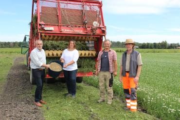 Insgesamt sechs Ackerrandstreifen wurden auf Ackerflächen im Eigentum der Gemeinde Oberndorf durch Mähgutübertragung angelegt. Von links nach rechts: Bürgermeister Franz Moll, Geschäftsführerin des Landschaftspflegeverbands Donau-Ries e.V. Nadine Kühnert, Landwirt Klaus Hafner und Bauhofmitarbeiter Bernd Lier.