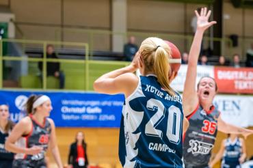 Basketballerin beim Wurf