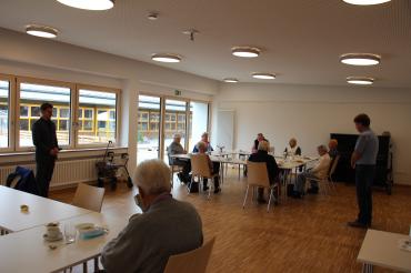 Immer dienstags treffen sich bis zu 16 Seniorinnen und Senioren zum gemeinsamen Essen, zur Begegnung und zum Mittagstisch, im Gemeindezentrum in der Riomer Straße.