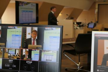 Die Mitgliederversammlung wurde live aus dem Sitzungssaal des Landratsamtes Donauwörth übertragen. 