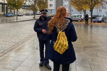 Polizist ermahnt junge Frau
