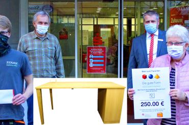 Unser Bild zeigt den Schreibtisch sowie von links Publikumspreisträger Florian Michel, den Vorsitzenden des Prüfungsausschusses der Schreinerinnung Donau-Ries, Fritz Funk, den Leiter Privatkunden der Niederlassung Oettingen der Sparkasse Donauwörth, Stefan Reichherzer, sowie die Gewinnerin des Wertgutscheins, Maria Schneider.