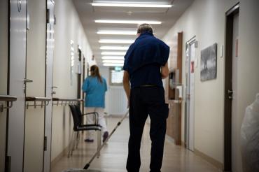 Reinigungskraft im Krankenhaus: Wer in Pandemie-Zeiten für Sauberkeit und Hygiene sorgt, macht einen unverzichtbaren Job, sagt die IG BAU und fordert mehr Geld für die Beschäftigten.