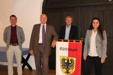 Das Bild zeigt von links Oberbürgermeister David Wittner, Armin Romano, Hauptamtsleiter Peter Schiele und Michaela Kleebauer, Nachfolgerin von A. Romano, Personalleiterin