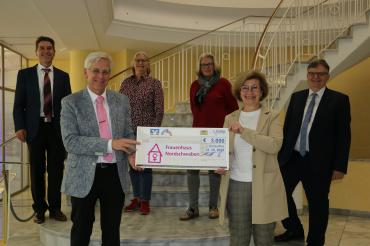 30 Jahre Verein Frauenhaus Nordschwaben: Thomas Schütz von der Regierung von Schwaben überreicht 3000 Euro aus dem VR-Gewinnsparen an Gründungsmitglied Ursula Kneißl-Eder. Mit ihnen freuen sich (hinten von links) Werner Schartel (GVB), Frauenhaus-Vorsitzende Maja Pauer und Vorstandsmitglied Evelin Peeters-Dehlau sowie von den Genossenschaftsbanken Paul W. Ritter. 