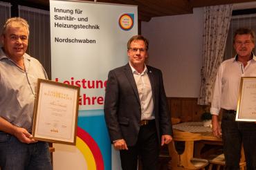 Albert Schneider (links) und Erwin Neubauer (rechts) erhielten den Goldenen Meisterbrief von SHK-Innungs-Obermeister Friedrich-Josef Heidel überreicht. 
