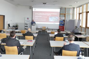 Christoph Unterburger (Mittelstand 4.0 Kompetenzzentrum Augsburg) begrüßt die Teilnehmer der gemeinsamen Veranstaltung zur kostenfreien Schulung „Digitalisierung kompakt – Potenziale, erste Schritte und Praxisbeispiele am TCW