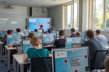 Das Bild zeigt einen Seminarraum