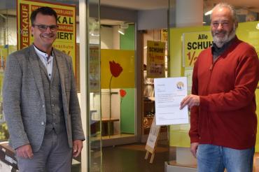 Von links Oberbürgermeister Jürgen Sorré mit dem Geschäftsführer des Stadtladens Oliver Sporr.