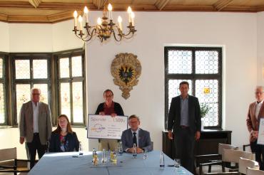 Spendenübergabe im Nördlinger Rathaus (von links): Susanne Vogl, Helmut Weiß (beide Tafelladen), Dieter Gottschalk, Helmut Beyschlag (beide TSV), Bürgermeisterin Rita Ortler und Landrat Stefan Rößle (beide sitzend), ODR-Betriebsratsvorsitzender Thorsten Häußer, Hans Breithaupt, Margit Wiedenmann (Hospizgruppe) und Hans Engelbrecht (ODR-Bezirksmeister BZ Nördlingen).