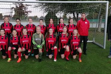 Das Bild zeigt die Mannschaft mit Sponsor und Geschäftsführer Karl Angel (ganz rechts) und den beiden Trainern Michelle Grieb (links) und Michael Schmied (rechts).