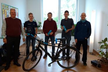 Auf dem Foto von links nach rechts:Schulleiter Robert Böse, Janosch Papp, Daniel Herrle, Simon Meyr sowie Marcus Aunkofer