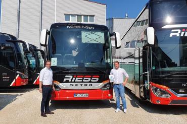 Das Bild zeigt Stefan Riess, Inhaber Stefan Riess Personenbeförderungs GmbH und Co. KG (rechts) und Klemens Heininger, Geschäftsführer des Wirtschaftsförderverbands DONAURIES e.V. (links)