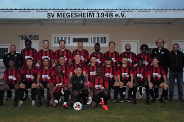 Das Bild zeigt den Sponsor und Geschäftsführer von HOF Maschinen (Firmensitz Nördlingen) Alexander Hof (ganz rechts), neben ihm der 1. Vorstand des SVM, Gerhard Unger. Ganz links Trainer Rudolf Lehmann. 