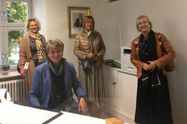 Sitzend Bürgermeisterin Petra Riedelsheimer, von li. TU-Ortsvorsitzende Sandra Eireiner, Beisitzerinnen Christa Karmann und Monika Nawrath