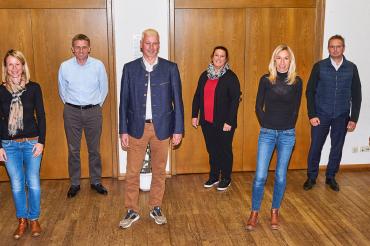 Das Bild zeigt die neue Vorstandschaft des TCR: Das Bild zeigt von links Anton Reiter, Sabine Niedermayer, Hermann Waas, Gerd Böttcher, Annika Krebs, Marina Erdt, Christian Glashauser und Stefan Niedermayer