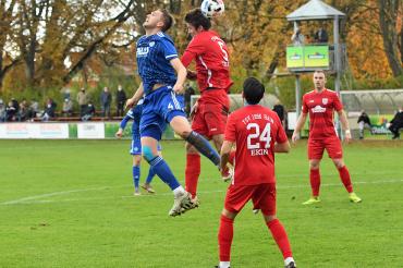Fabian Triebel beim Kopfball