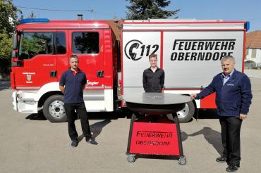 1. Vorstand Thomas Link, Sascha Mendel und 1. Kommandant Manfred Grenzebach (v.l. nach r.) bei der Übergabe der neuen Grillplatte