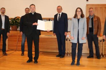 von links: Vize-Landräting Ursula Kneißl-Eder, Andreas Vogelsang (Verwaltungsleiter PG Nördlingen), Peter Bühlmeier (Kirchenpfleger St. Salvator), Pfarrer Benjamin Beck, Helmuth Wiedenmann ( Vorstandsvorsitzender VR-Bürgerstiftung Ries), Susanne Bühler (Geschäftsführerin BR-Bürgerstiftung Ries), Josef Lechner (Kirchenpfleger St. Josef), Bürgermeisterin Rita Ortler. 