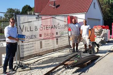 Das Bild zeigt Stefan Vill und Tobias Stefan, Inhaber von Vill & Stefan GmbH Klemens Heininger, Geschäftsführer des Wirtschaftsförderverbands DONAURIES e.V. (v.r.n.l.)