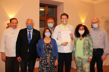 Sieben Personen mit Mundschutz zum Gruppenbild aufgestellt