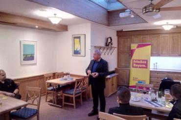 Alois Jäger mit einem Apfel der Sorte Boskopp