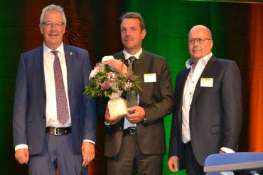 Das Bild zeigt Willy Enßlin (Bildmitte) nimmt die Glückwünsche zu seiner Wahl zum Vizepräsidenten vom BGV-Präsidenten Hermann Berchtenbreiter (links) und Schatzmeister Herbert Puffer (rechts) entgegen.