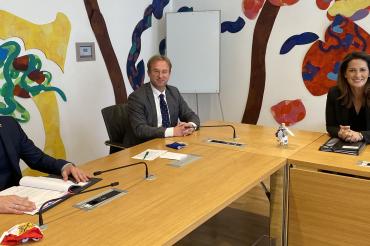 Das Foto zeigt (von links) OB David Wittner, MdL Wolfgang Fackler und Landwirtschaftsministerin Michaela Kaniber beim Gespräch im Bayerischen Landtag