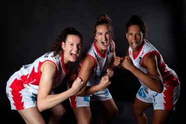 Das Bild zeigt die drei Centerspielerinnen der XCYDE Angels .