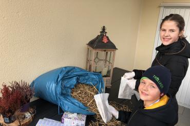 Foto von Lukas und Hanna beim Strohtütenpacken