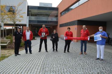 Das Bild zeigt (von links nach rechts): Rudi und Manuel Tausend (beide Red-White Glammhogga), Klaus Berger, Monika Krauß, Conny Beck Erhard Witt (alle Red Wood Cats) und Dr. Thomas Handschuh.