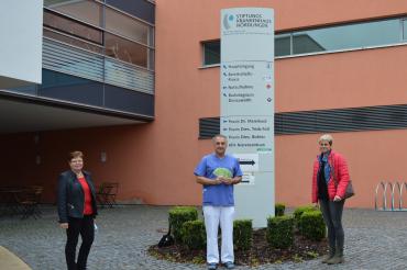 Das Bild zeigt (von links nach rechts) Heidrun Ebert, Dr. Thomas Handschuh und Elke Thum bei der Spendenübergabe