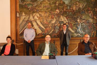 Vorne v.l.n.r.: Nicole Hofmann, Jubilare Bernd Brenn und Uwe Heinze; hinten v.l.n.r.: Betriebsleiter Hallenbad/Freibad Martin Gruber und Oberbürgermeister David Wittner