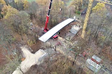 Brücke wird mit Kran eingehoben