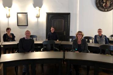 Fünf Personen sitzen mit Abstand im Ratssaal des Rathauses Nördlingen