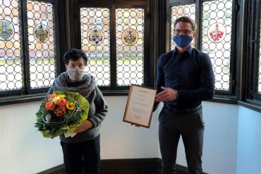 Auf dem Bild von rechts: Oberbürgermeister David Wittner mit Camina Biller, Preisträgerin des Christel-DeHaan-Sozialpreis 2020