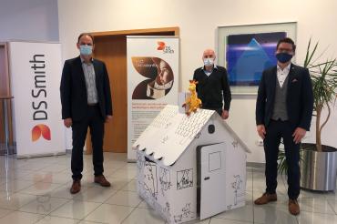 (von rechts): Oberbürgermeister David Wittner, Peter Scharfenecker, Site Manager Werk Nördlingen bei DS Smith und Michael Lamprecht, Cluster Director South DS Smith Packaging Deutschland/Schweiz mit einem von 500 Spielhäusern aus Wellpappe. 