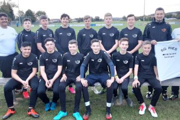 Das Bild zeigt Spieler und Betreuer der B-Junioren der SG Ries.