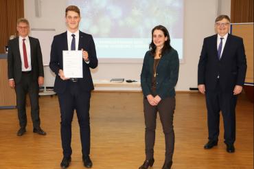 Die Vorstände der RVB Ries, Paus Ritter (rechts) und Bernhard Ströbele (links), und Ausbildungsleiterin Ute Kotanko gratulierten Hannes Benninger zum Erfolg und überreichten Urkunde und Geschenk der IHK sowie ein Präsent des Ausbildungsbetriebs.