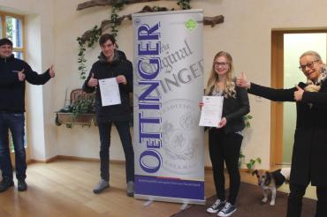 Hervorragende Abschlussergebnisse sorgen für große Freude bei OeTTINGER (von links): Johannes Lutz (Braumeister und Ausbilder), Benedikt Mayer (Brauer und Mälzer) Franziska Jung (Fachkraft für Lebensmitteltechnik) und Pia Kollmar (Geschäftsführerin)